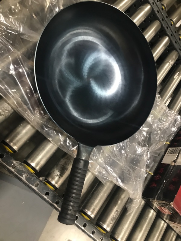 Photo 1 of 14in Cast Iron Wok Pan 