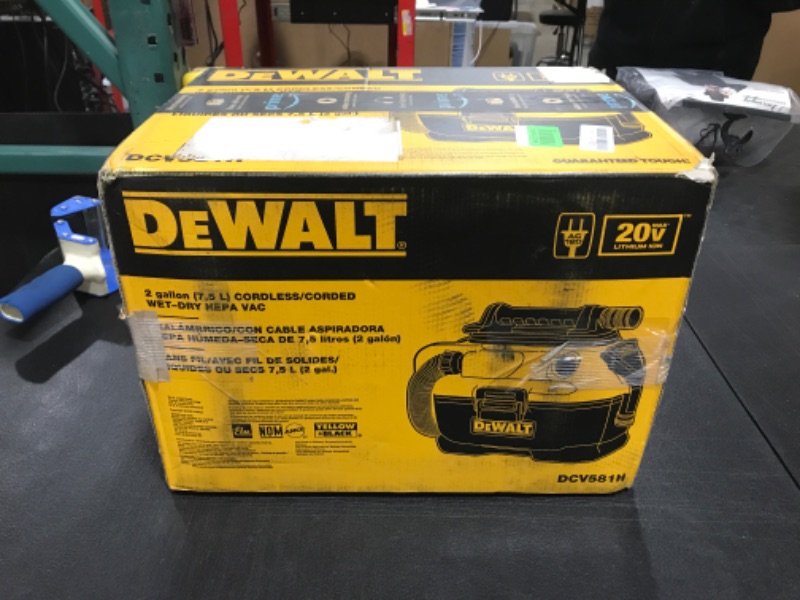 Photo 4 of DEWALT - 18/20 V MAX Cordless Wet-Dry Vacuum
