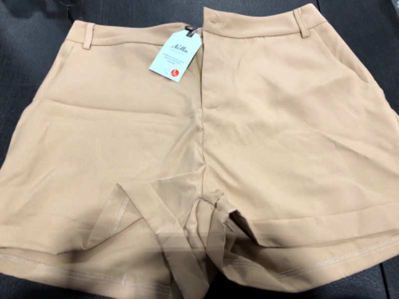 Photo 2 of Amazon Essentials Women's 3.5 Inch Inseam Chino Short SIZE L 21/22