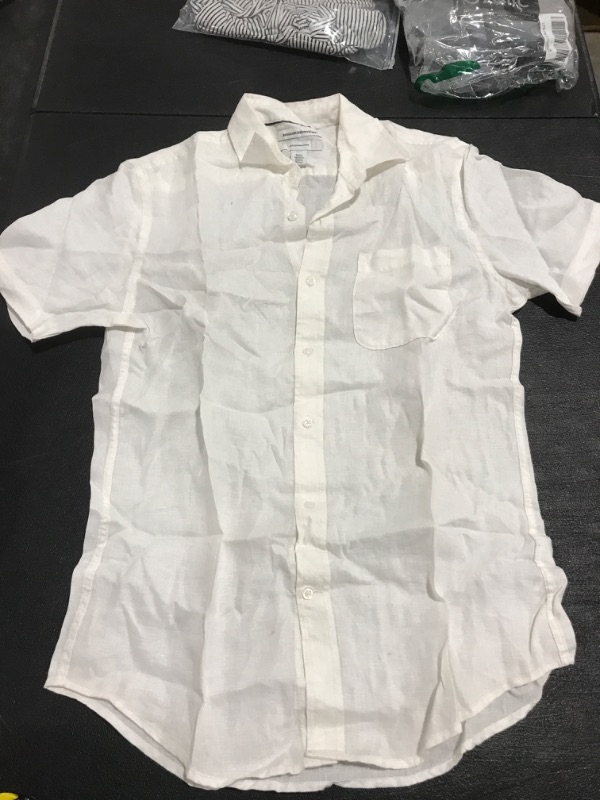 Photo 1 of AMAZON ESSENTIALS MEN'S SHORT SLEEVE BUTTON DOWN. WHITE. SIZE SMALL. PRIOR USE. 