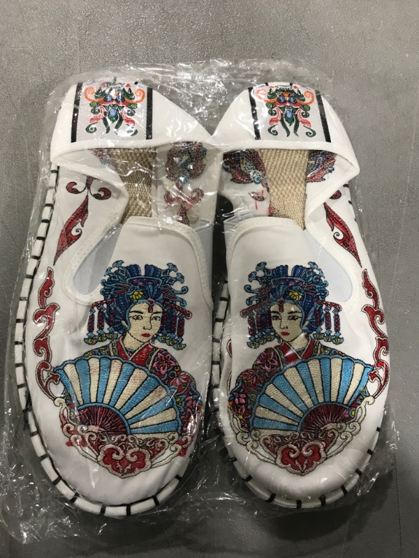 Photo 2 of [Size 10-10.5] Old Beijing Embroidered Shoes Unisex Kung Fu Tai Chi Shoes Rubber Sole Martial Art Sports Shoes - white