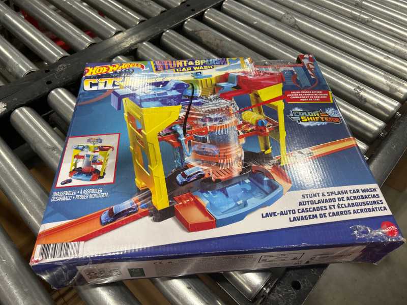 Photo 1 of Hot Wheels Mattel Stunt & Splash Car Wash Playset