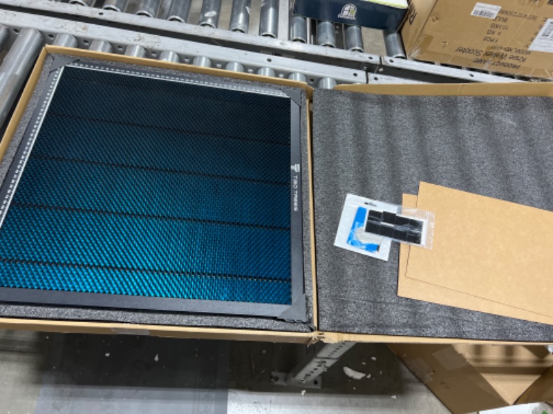 Photo 1 of 500 * 500mm Honeycomb Laser Bed Honeycomb Working Table Laser Honeycomb for CO2 or Laser Engraver Cutting Machine with Aluminum Plate Without engraving materials 500*500mm
