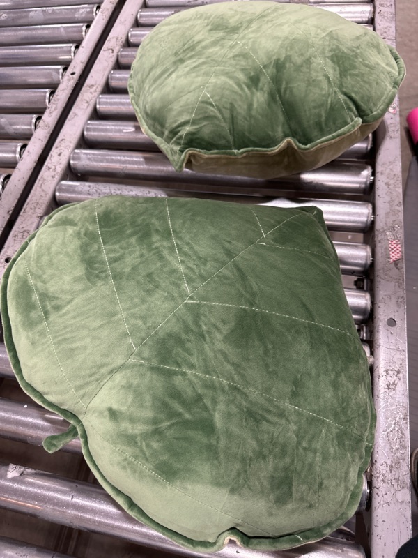 Photo 2 of 2 Pieces Leaf Shaped Throw Pillow Cushion 20 x 20 Inch 3D Leaf Shaped Throw Pillow Leaves Sofa Throw Pillow Cushion Plant Pillow Home Decoration for Car Bedroom Sofa Couch Living Room (Dark Green)
