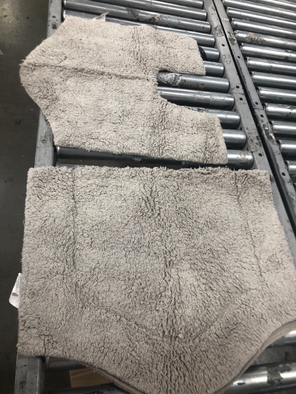 Photo 3 of 3 PIECE GRAY BATHROOM RUG SET(UNKNOWN BRAND)