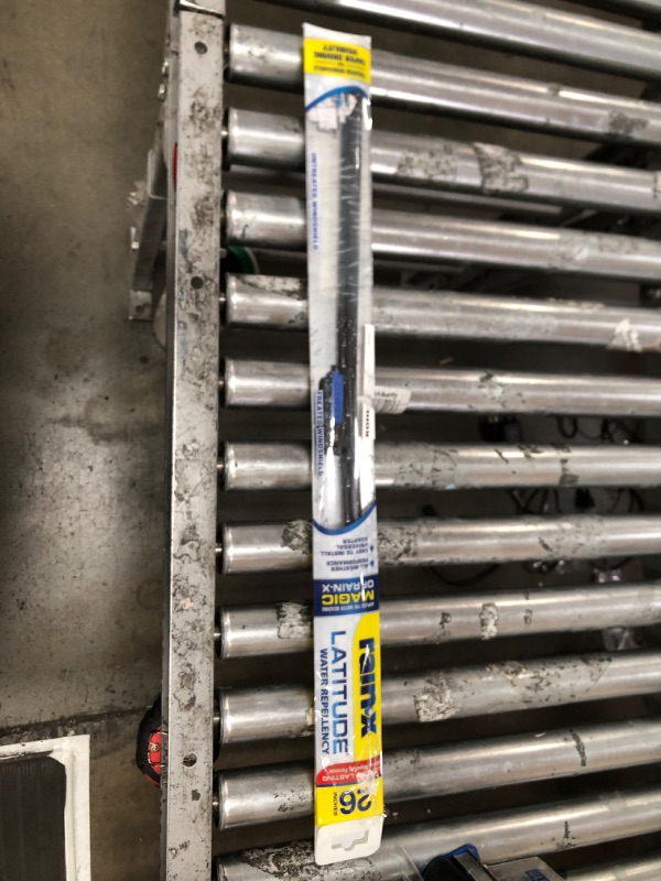 Photo 2 of In great condition. Rain-X 5079281-2 Latitude 2-In-1 Water Repellent Wiper Blades, 26 Inch Windshield Wipers (Pack Of 1), Automotive Replacement Windshield Wiper Blades With Patented Rain-X Water Repellency Formula 26" Single Wiper Blades