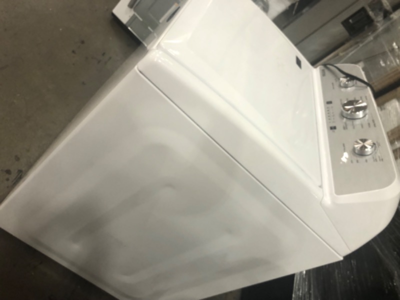 Photo 3 of Maytag 4.5-cu ft High Efficiency Agitator Top-Load Washer (White)