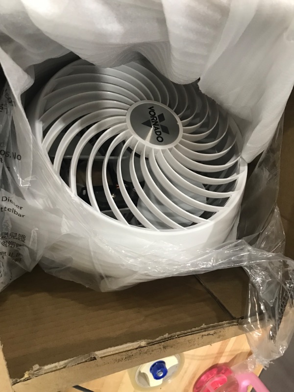 Photo 3 of ** fan only**doesn't work**sold for parts**
Vornado 460 Small Whole Room Air Circulator Fan with 3 Speeds, 460-Small, White 