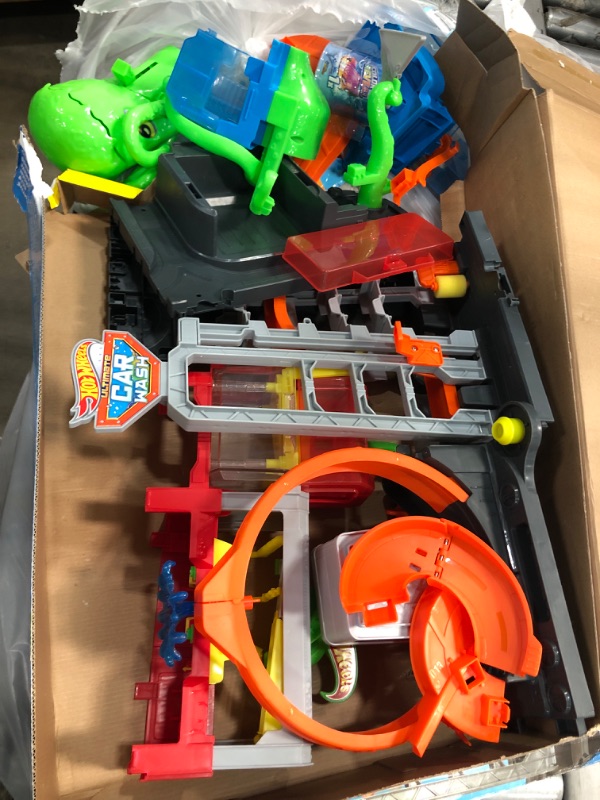 Photo 2 of **MISSING PIECES** Hot Wheels City Ultimate Octo Car Wash Playset