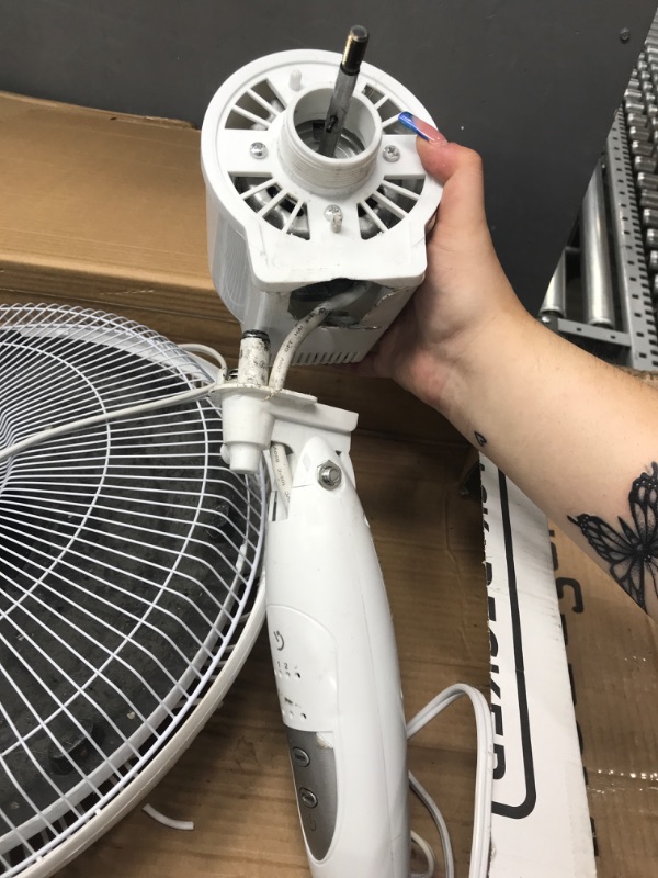 Photo 3 of *** PARTS ONLY , NOT FUNCTIONAL *** BLACK+DECKER 16" Stand Fan with Remote, White White 16"