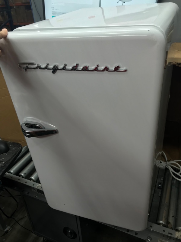 Photo 2 of **FOR PARTS ONLY**
FRIGIDAIRE EFR372-WHITE 3.2 Cu Ft White Retro Compact Rounded Corner Premium Mini Fridge
