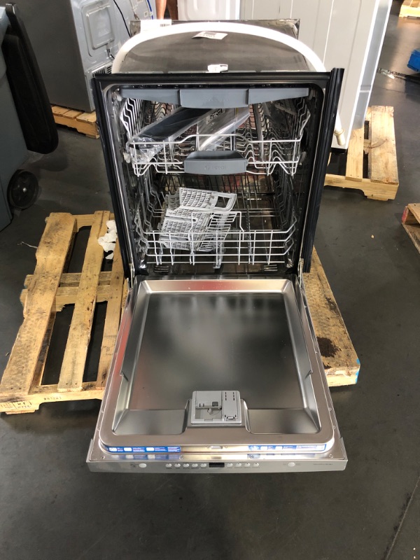 Photo 7 of Bosch 300 Series Top Control 24-in Built-In Dishwasher With Third Rack (Stainless Steel), 48-dBA