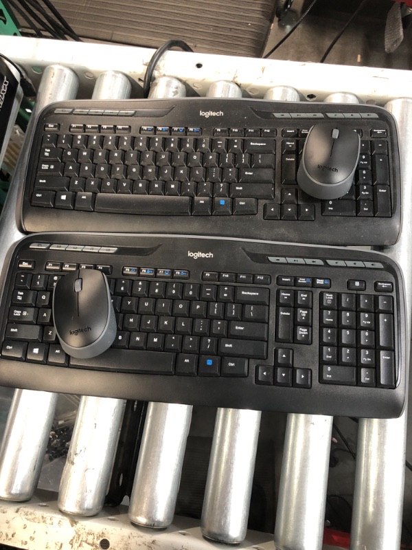 Photo 2 of Logitech MK335 Wireless Keyboard and Mouse Combo\ MISSING USB FOR MOUSE