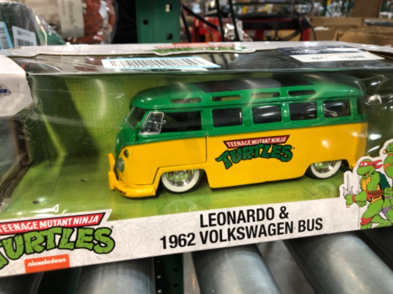 Photo 2 of  Bus with TMNT LEONARDO 