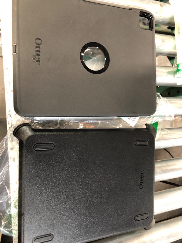 Photo 4 of USED - OtterBox DEFENDER SERIES Case for iPad Pro 11-inch (3rd, 2nd, & 1st Gen) - BLACK