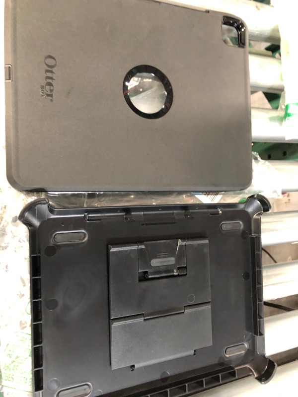 Photo 3 of USED - OtterBox DEFENDER SERIES Case for iPad Pro 11-inch (3rd, 2nd, & 1st Gen) - BLACK