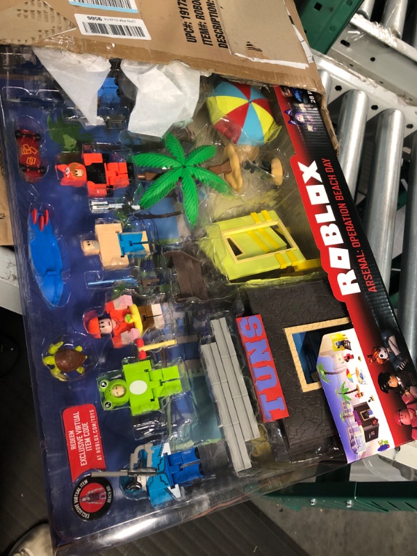 Photo 1 of Roblox Action Collection - Arsenal: Operation Beach Day Deluxe Playset [Includes Exclusive Virtual Item]