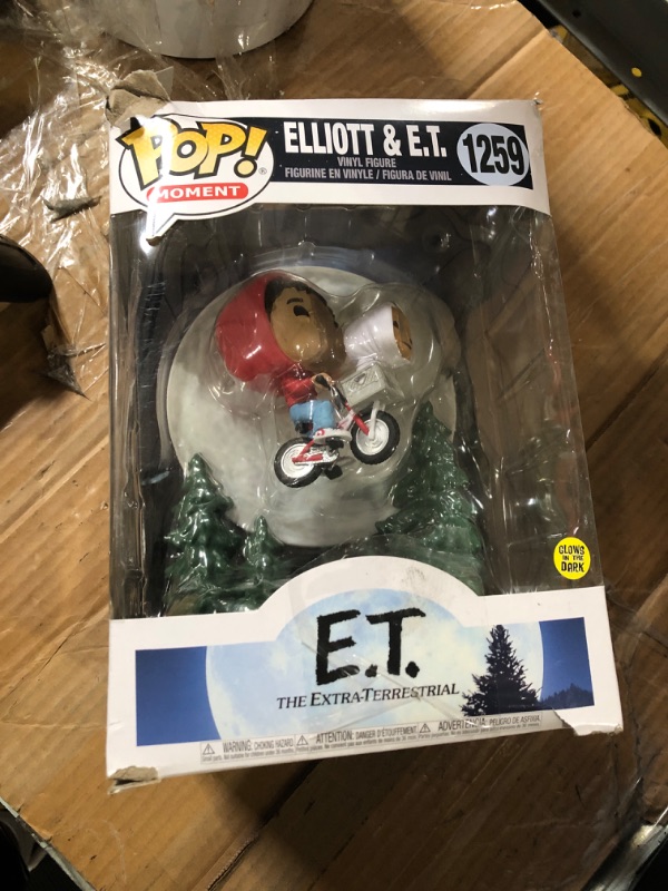 Photo 2 of Funko Pop! Moment: E.T. The Extra-Terrestrial - Elliot and E.T. Flying (Glow in The Dark), Multicolor, 50769