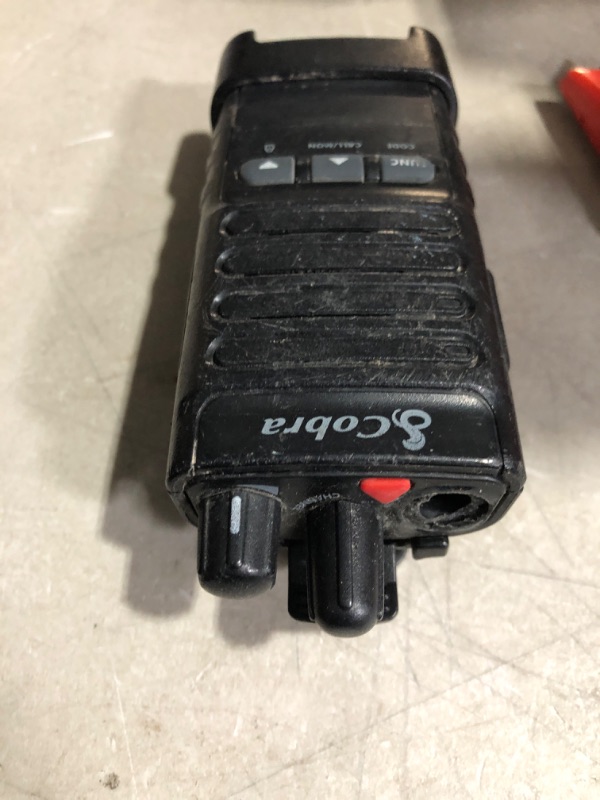 Photo 3 of * item used * dirty * damaged * see images *
Cobra PX650 BCH6 - Professional/Business Walkie Talkies for Adults - 