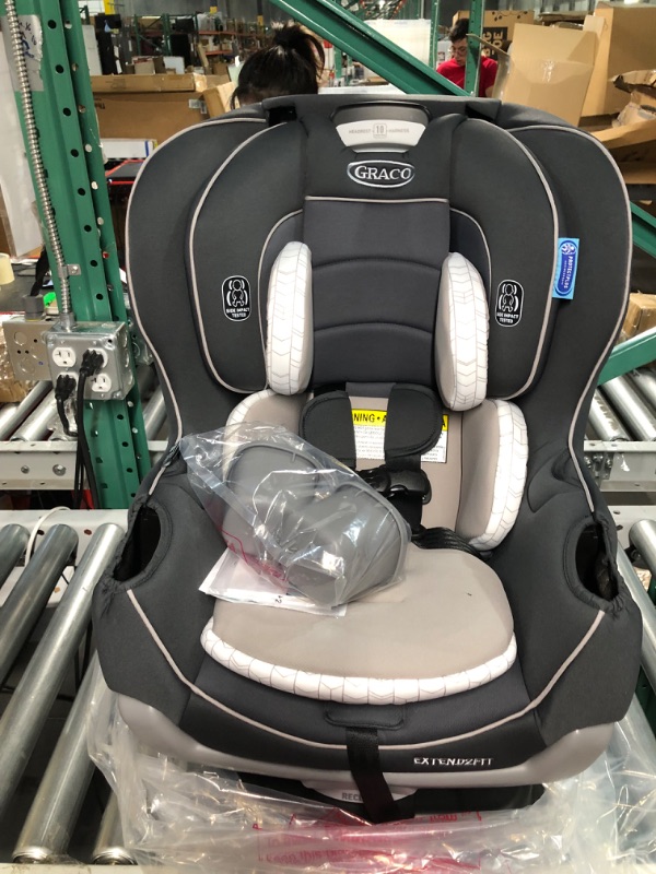 Photo 2 of Graco Extend2Fit Convertible Car Seat 