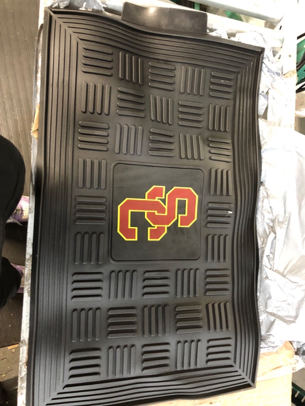 Photo 2 of FANMATS 11397 Southern California Trojans Heavy Duty Vinyl Medallion Outdoor Door Mat - 19.5in. x 31in.