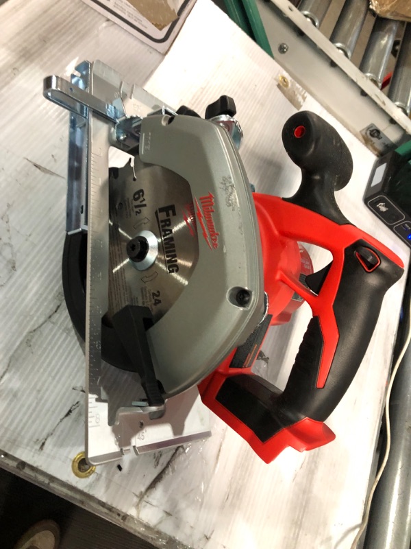 Photo 2 of **SEE NOTES/FOR PARTS ONLY**
M18 Cordless Lithium-Ion 6-1/2" Circular Saw - 2630-20 - ( MILWAUKEE ) - BARE TOOL