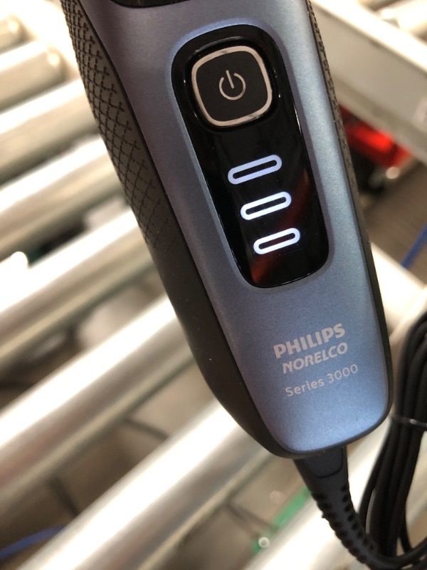 Photo 1 of Philips Norelco Wet; Dry Mens Rechargeable Electric Shaver 3500 - S3212/82