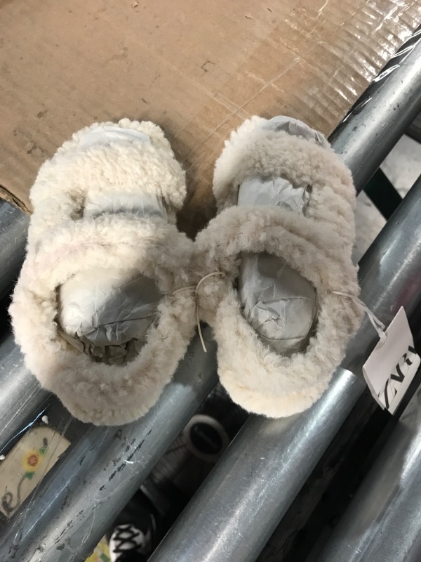 Photo 1 of CHILD FUZZY SANDALS 9/12