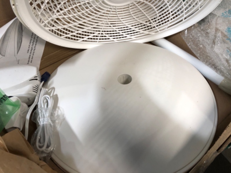 Photo 2 of * item powers on * oscillating button broken *
Lasko Products 18 Pedestal Fan White