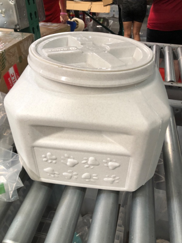 Photo 2 of **DOESN'T SEAL** GAMMA2 Vittles Vault Outback Airtight Pet Food Container 15 Pounds