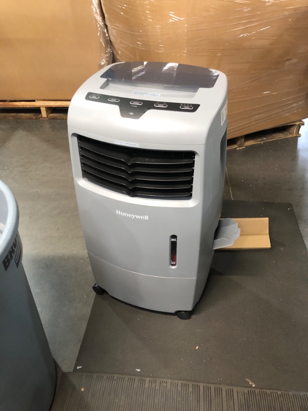 Photo 2 of * item used * tested powers on * great condition *
Honeywell 500 CFM Indoor Portable Evaporative Cooler for Rooms up to 300 Sq. Ft. with Fan & Humidifier, Carbon Dust Filter & Remote Control