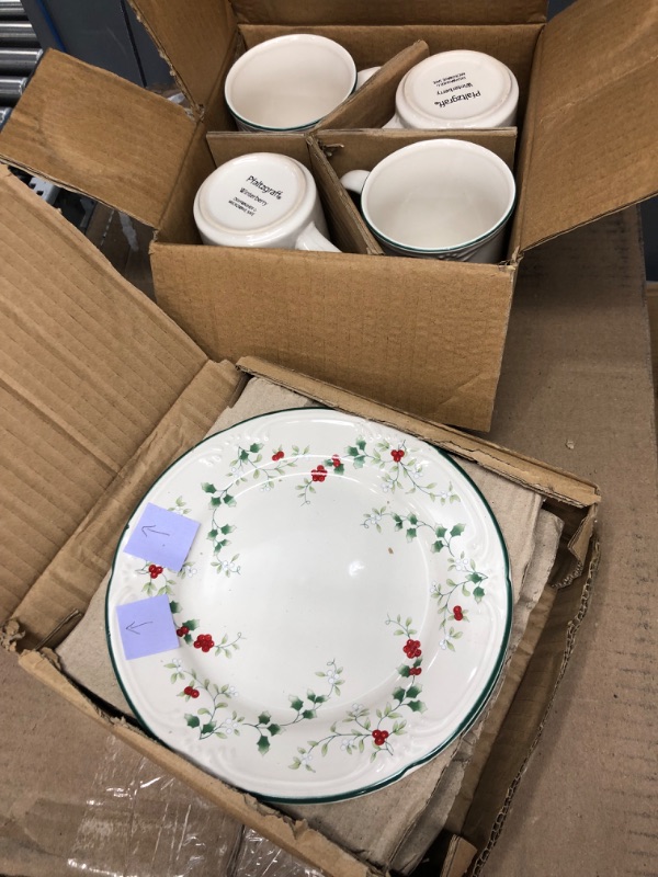 Photo 2 of 
Pfaltzgraff Winterberry 16-Piece Dinnerware Set, Service for 4