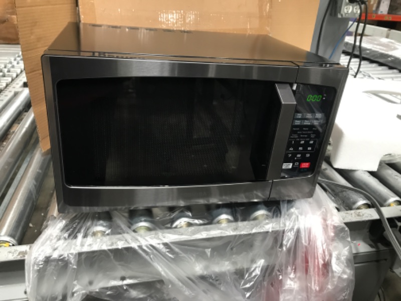 Photo 3 of *LIKE NEW* toshiba em925a5a-bs microwave oven with sound on/off eco mode and led lighting, 0.9 cu.ft, black stainless