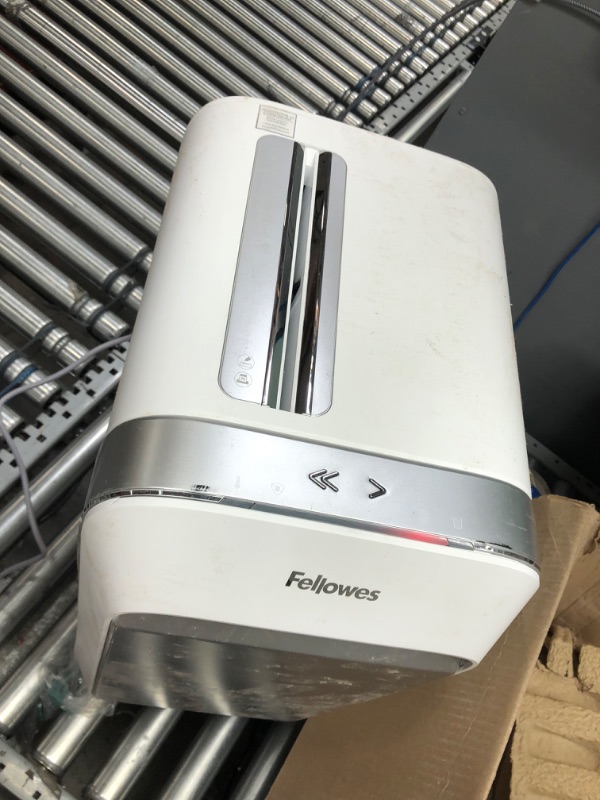 Photo 6 of **TESTED AND FUNCTIONAL**SMALL FRACTURE SEE PHOTO**
Fellowes - 5015501 - Fellowes Powershred LX220 Micro-Cut Shredder (White) - Micro Cut - 20 Per Pass - for shredding