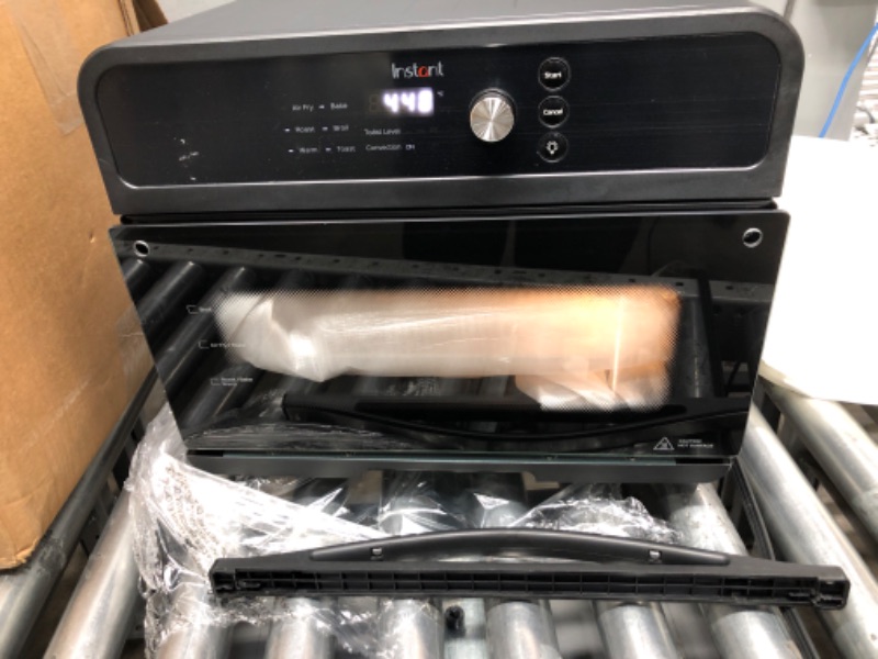 Photo 1 of **DAMAGED UNIT FRONT GLASS DOESN'T STAY ON** Instant Omni Air Fryer Toaster Oven Combo 19 QT/18L, From the Makers of Instant Pot, 7-in-1 Functions, Fits a 12" Pizza Oven, 6 Slices of Bread, App with Over 100 Recipes, Black Finish
