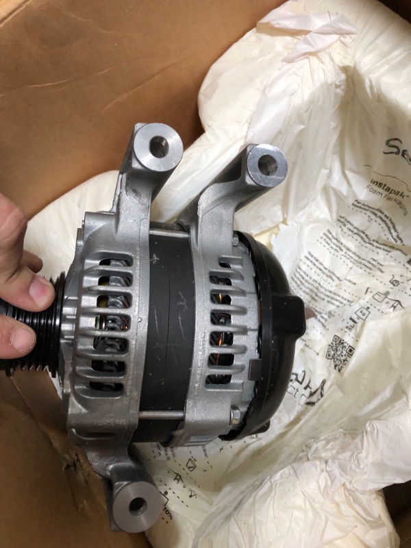 Photo 2 of GM Genuine Parts 13592809 Alternator