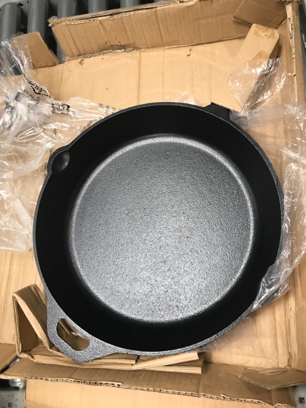 Photo 3 of 15IN AMAZON BASICS CAST IRON PAN