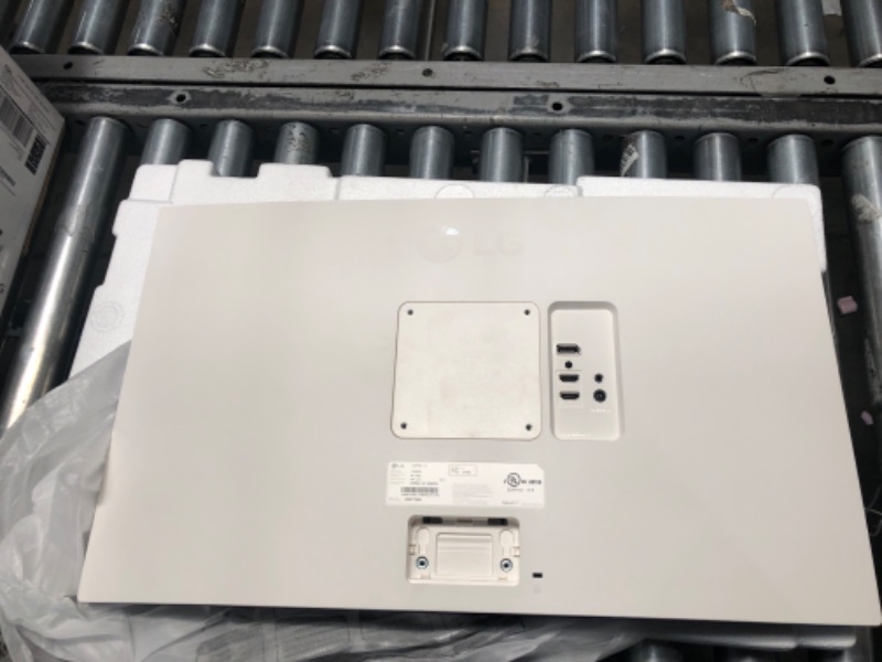 Photo 1 of LG 27UP600-W 27" 4K UHD IPS Monitor, DCI-P3 95%, 5ms (GTG), HDMI, VESA DisplayHDR 400, AMD FreeSync, Black Stabilizer, OnScreen Control, Reader Mode, White