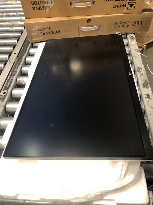 Photo 1 of LG 27UP600-W 27" 4K UHD IPS Monitor, DCI-P3 95%, 5ms (GTG), HDMI, VESA DisplayHDR 400, AMD FreeSync, Black Stabilizer, OnScreen Control, Reader Mode, White