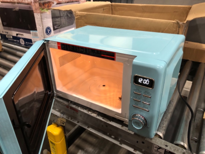 Photo 5 of 0.9 cu. ft. 900-Watt Retro Countertop Microwave in Blue