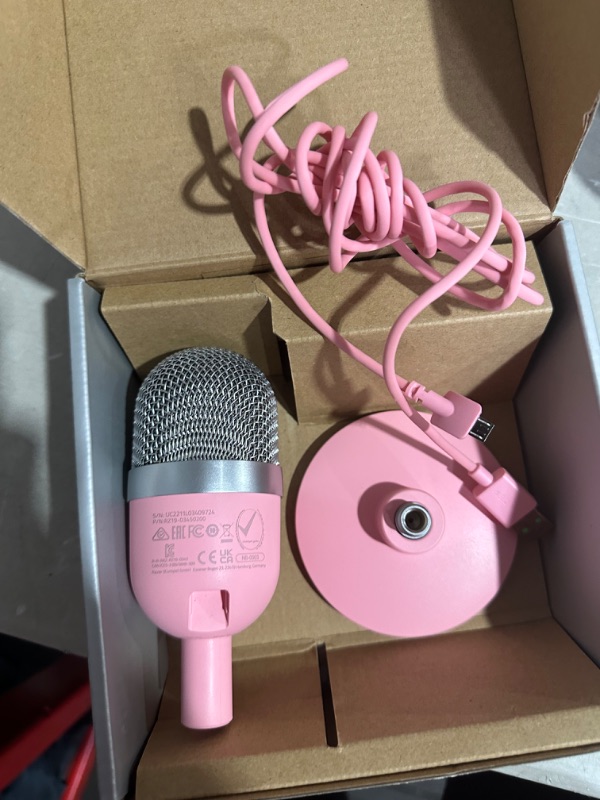 Photo 2 of Razer Seiren Mini USB Streaming Microphone + Kiyo Pro Streaming Webcam Bundle: Quartz Pink Quartz Pink Seiren Mini + Kiyo Pro