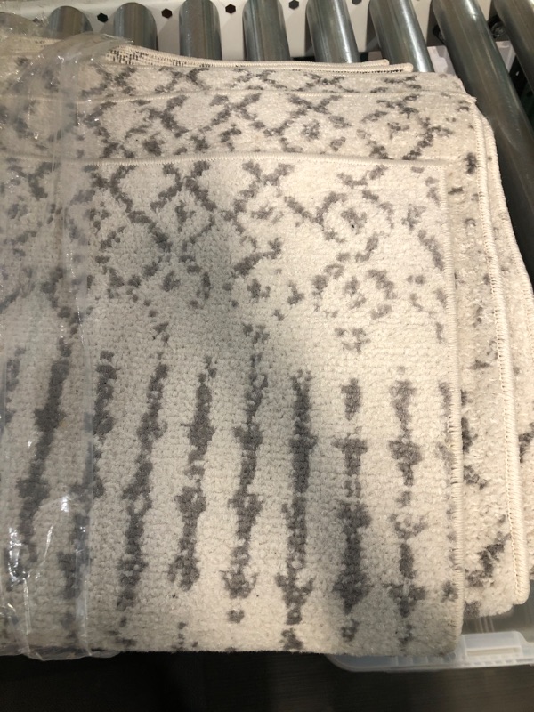 Photo 2 of *USED* nuLOOM Moroccan Blythe Accent Rug, 2' x 3', Grey/Off-white 2' x 3' Grey/Off-white