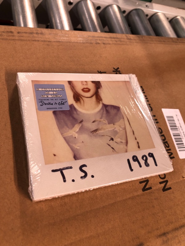 Photo 4 of * not vinyl its a CD *
1989 Taylor swift