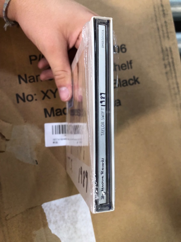 Photo 1 of * not vinyl its a CD *
1989 Taylor swift
