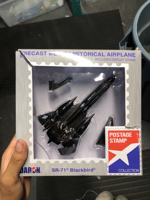 Photo 1 of Daron Worldwide Trading SR-71 Blackbird Vehicle (1:200 Scale), Black