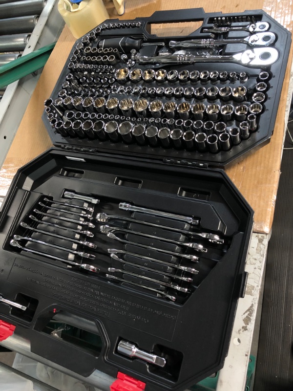 Photo 4 of Husky Mechanics Tool Set (194-Piece)