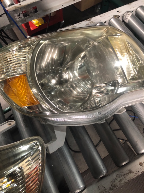 Photo 3 of *USED* PARTS ONLY* DWVO Headlight Assembly Compatible with 2005 2006 2007 2008 2009 2010 2011 Tacoma Pickup Truck.