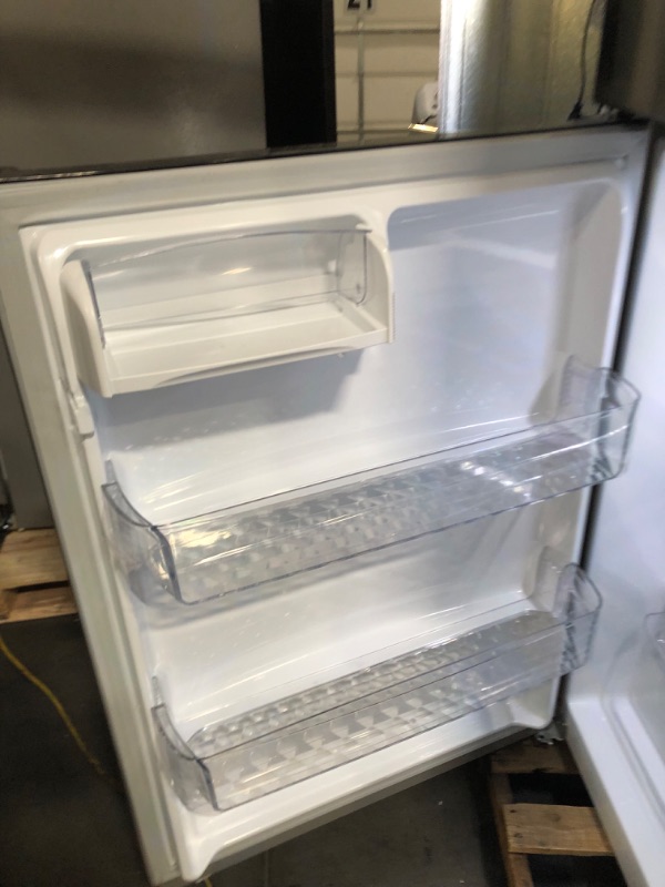 Photo 10 of **TESTED POWERS ON** UNABLE TO TEST FULLY  LG 20 cu. ft. Top Freezer Refrigerator