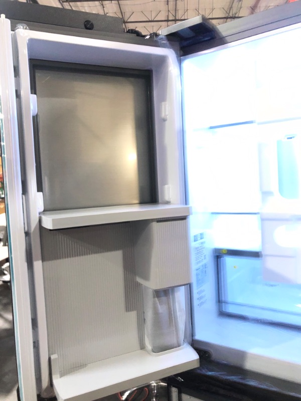 Photo 8 of Bespoke 4-Door French Door Refrigerator (23 cu. ft.) with Customizable Door Panel Colors and Beverage Center™