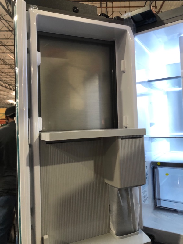 Photo 4 of Bespoke 4-Door French Door Refrigerator (23 cu. ft.) with Customizable Door Panel Colors and Beverage Center™